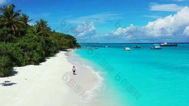 漂亮的微笑女孩拍的享受生活海滩清洁白色沙子蓝色的背景